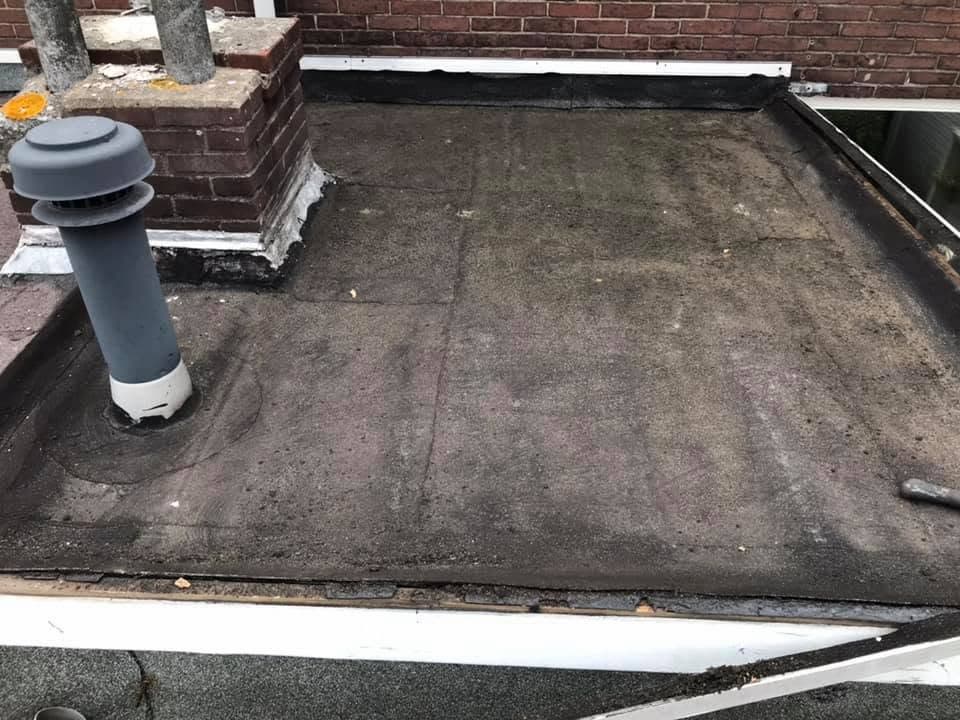 Oud plat dak voor renovatie en overlaging in Hendrik-Ido-Ambacht wijk De Schoof