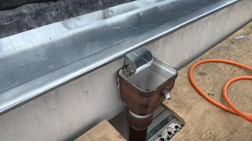 Nieuwe bakgoot geplaatst door onze eigen loodgieter